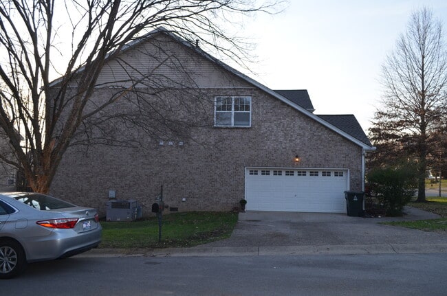 Building Photo - 1401 Peppermint Ln