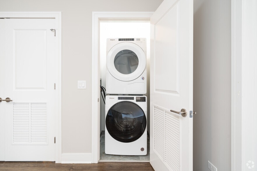 2BD, 2BA - 800SF - Laundry - 927 W Irving