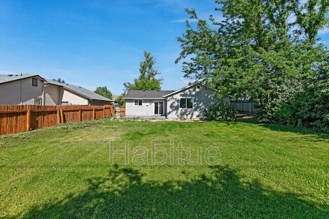 Building Photo - 2041 E Oakridge Ct