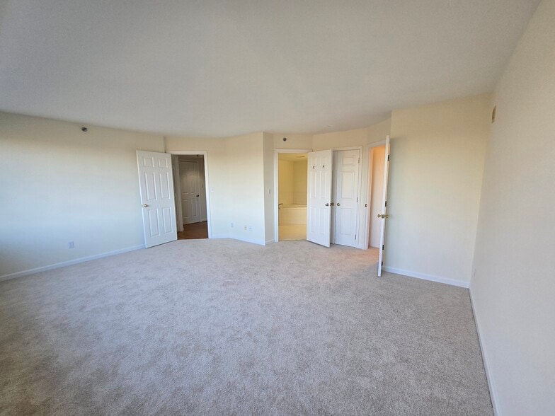 Prime Bedroom - 5450 Whitley Park Ter