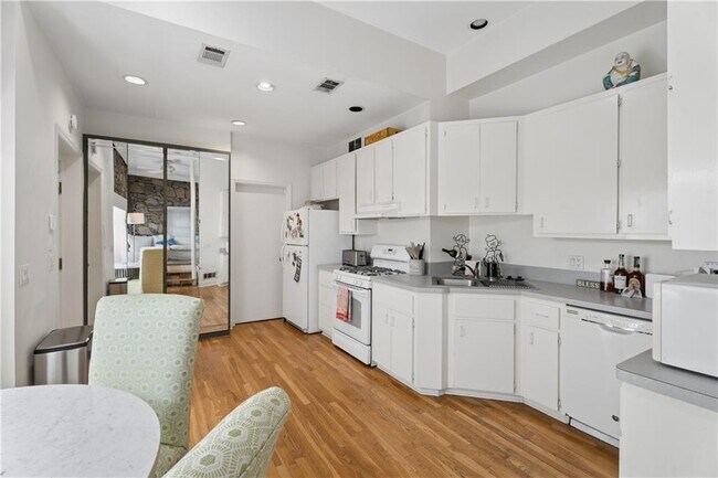 Building Photo - 11 Polo Dr NE