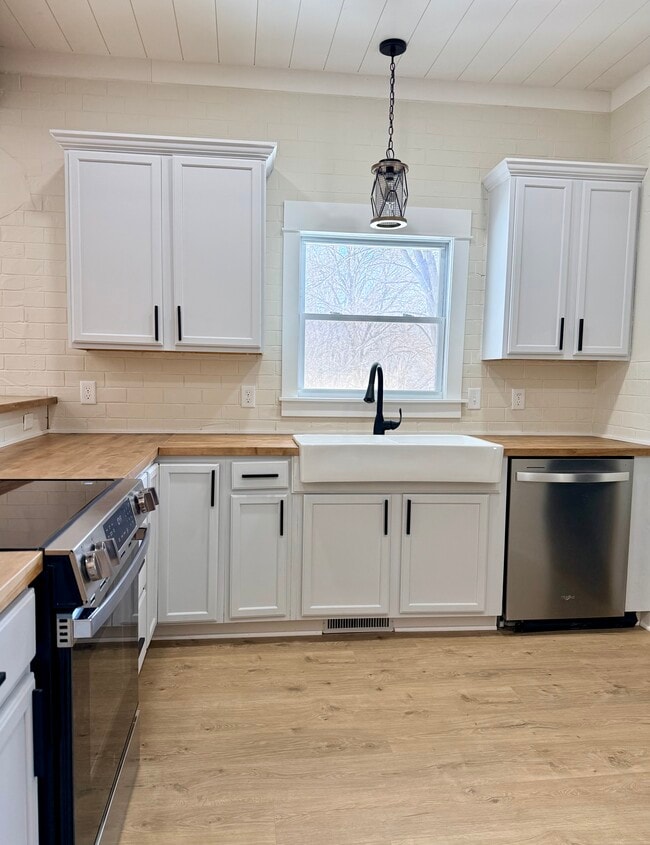 Building Photo - 553 Elm Ave E