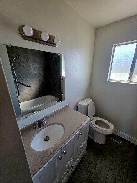 Building Photo - 327 N Lincoln Ave