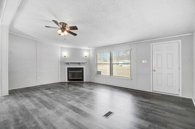 Building Photo - SPACIOUS 3 BR | 2 BA Manufactured Home in Pikeville