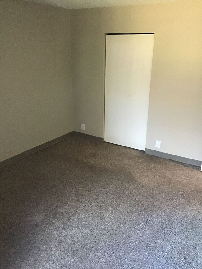Building Photo - Spacious 2 Bedroom in Downtown Omaha