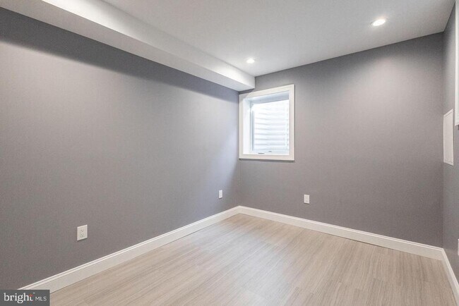 Building Photo - 3030 W Girard Ave