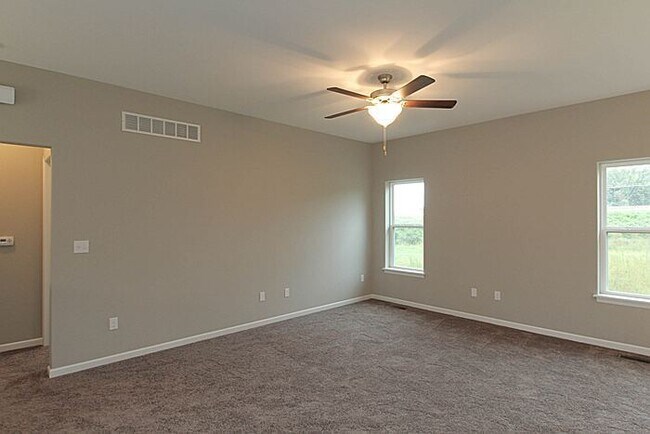 Building Photo - 4 Bedroom, 3 bath close to University.
