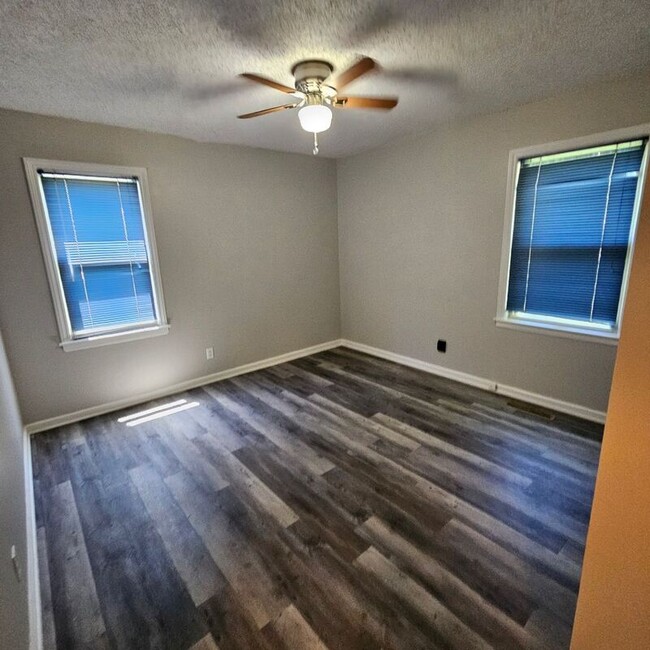 Building Photo - 7406 Elm Ave