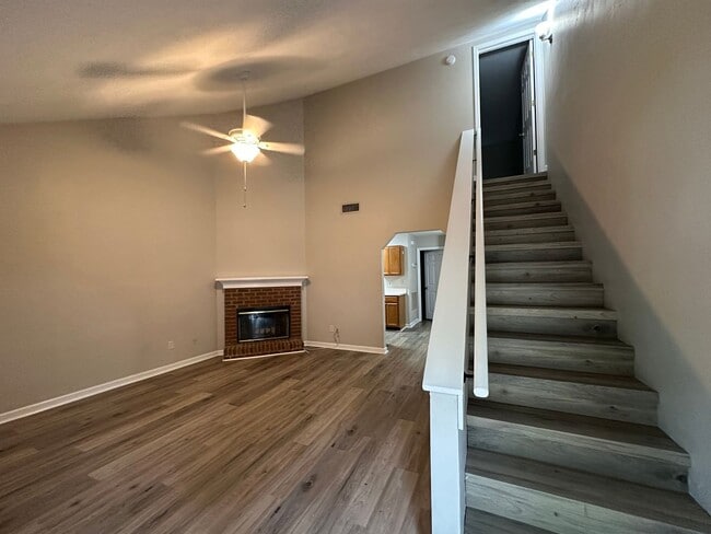 Building Photo - 2 story unit off E Park Ave avail NOW!