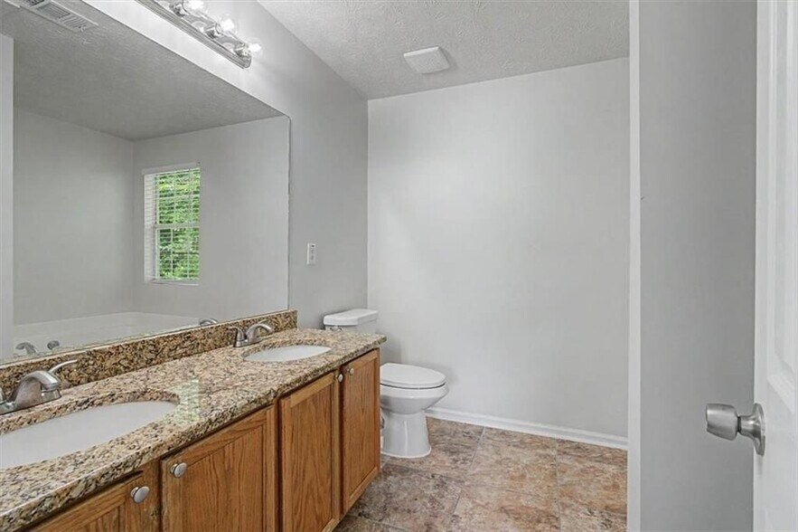 Building Photo - 488 Barclay Ct