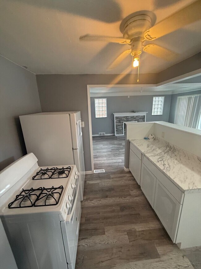 Building Photo - Charming 3 bedroom brick bungalow