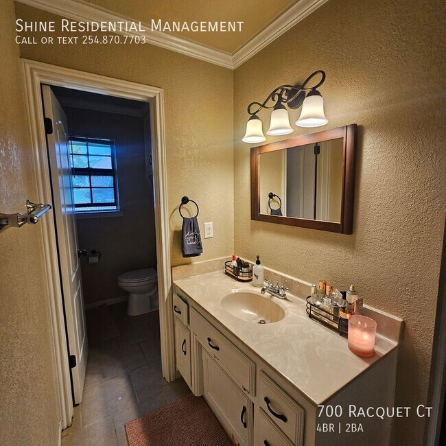 Building Photo - 700 Racquet Ct