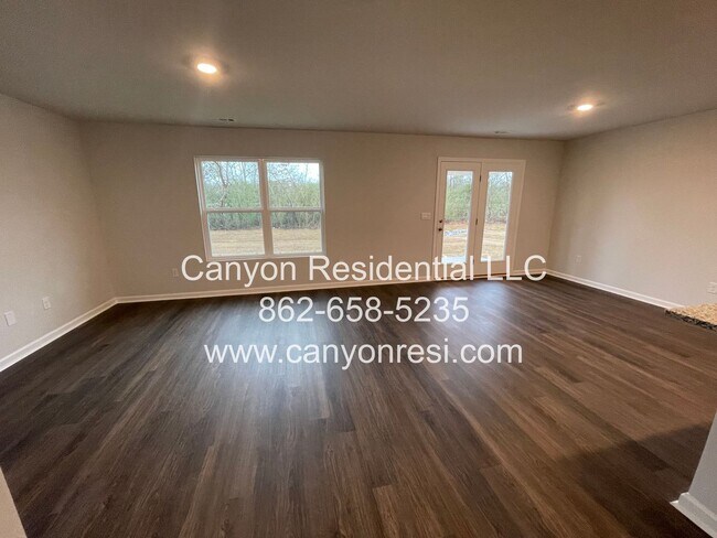 Building Photo - Great Location near everything, beautirul 4 Br 2 Bath