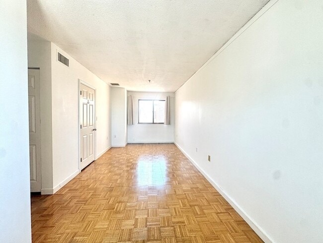 Building Photo - 147 Kelton St