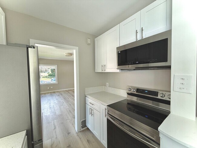 Building Photo - Avenues Home Available Now