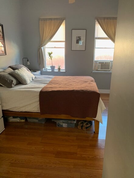 Front Bedroom - 18 S Castle St