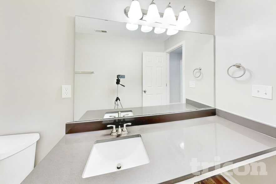 Building Photo - 2208 Ballingarry Dr