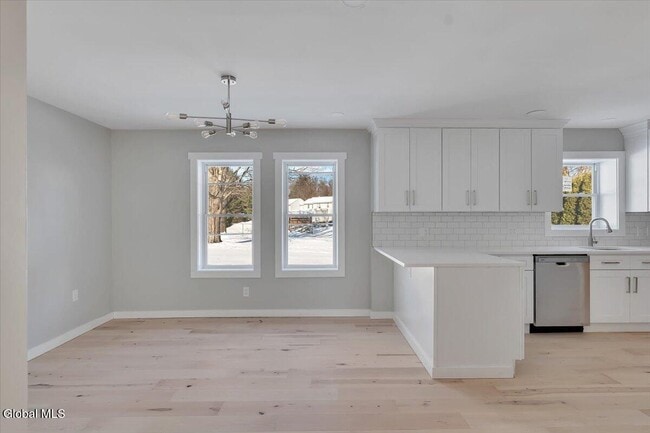 Building Photo - 257 W Circular St