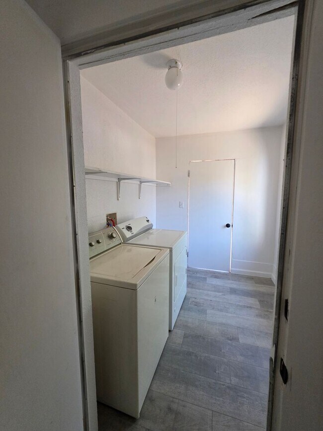 Building Photo - 3 Bedroom 1 Bath Home