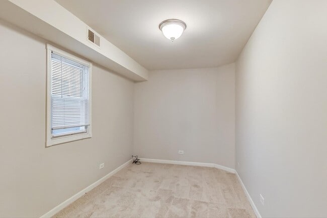 Building Photo - 837 N Marshfield Ave