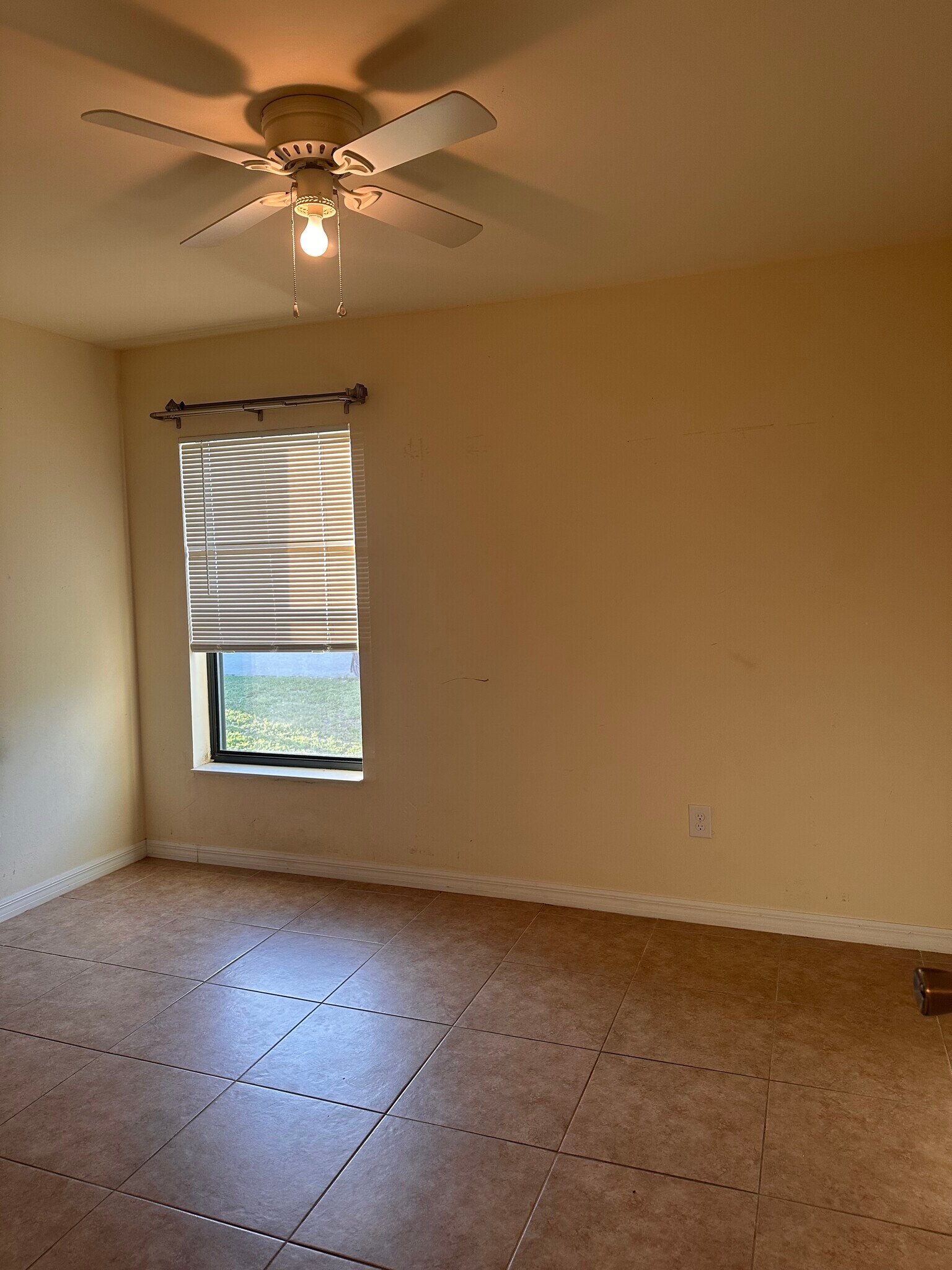 Room 1 - 4427 SW 9th Ave