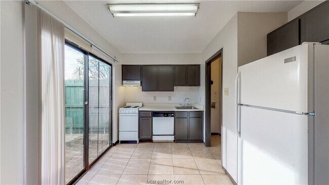 Building Photo - 725 Peppertree Dr