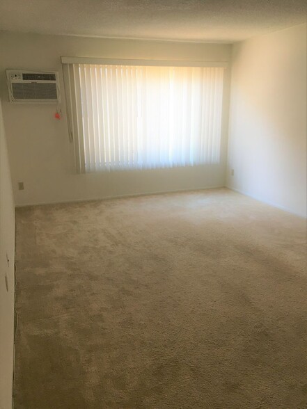 Living Area - 417 Arnaz Dr