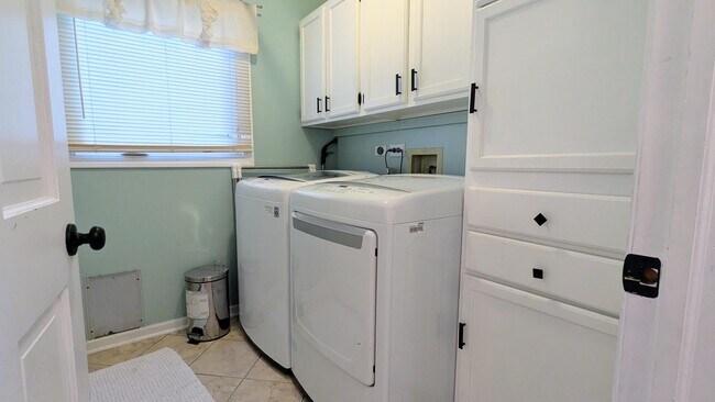 Building Photo - 14 Nicolette Ave