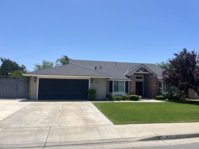 Building Photo - Beautiful 3 Bed West Bakersfield Home W/Po...