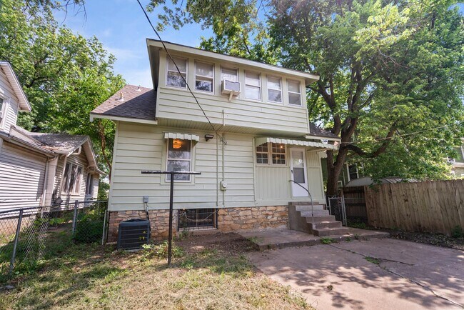 Building Photo - 631 SW Lindenwood Ave