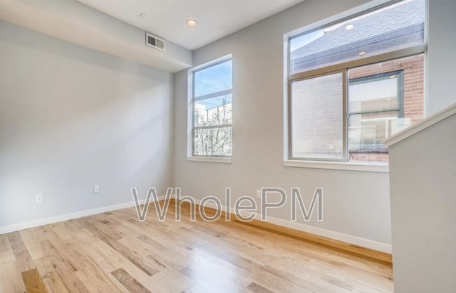 Building Photo - 2331 Glenarm Pl
