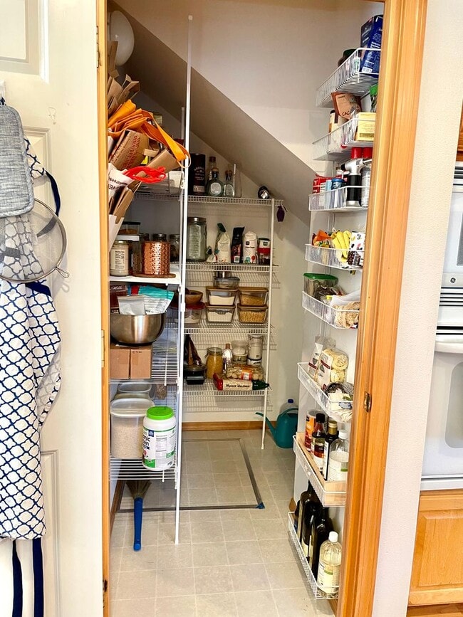 Building Photo - Spacious 4 bedrooms + Den, A/C! Pet(s)!