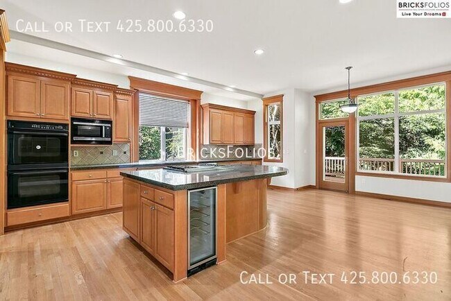 Building Photo - Luxurious 4-bedroom home in Sammamish with...