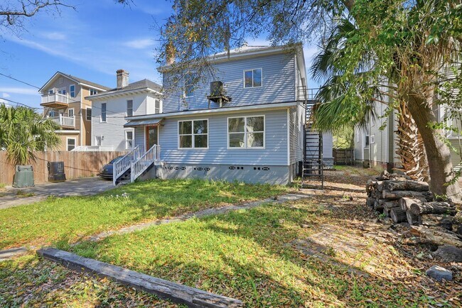 Building Photo - Beautiful Victorian Home for Lease in the Heart of Savannah