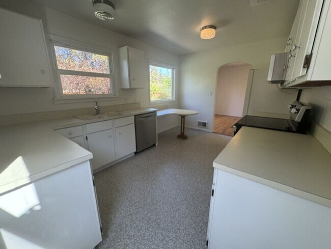 Building Photo - Single level home in Mid Town
