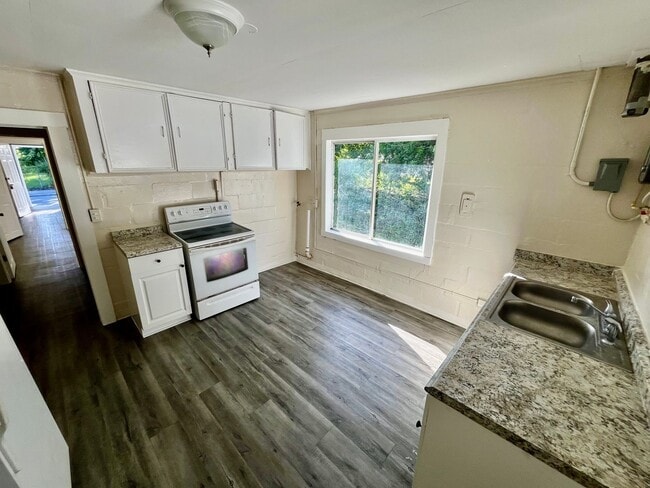 Building Photo - Beautifully Remodeled (1BR/1BA) Lakeland D...