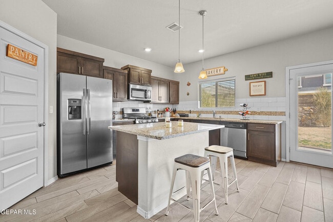 Building Photo - 956 Clapham St