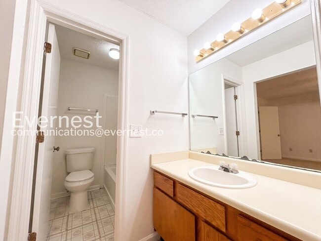 Building Photo - 2 Bed/2.5 Bath Townhome with Fenced Yard / Pet-Friendly / Available Now!