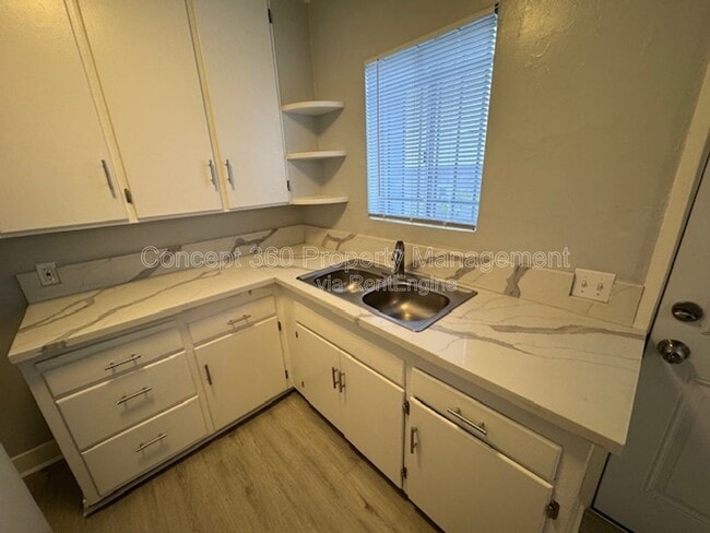 Building Photo - 1834 Cedar Ave