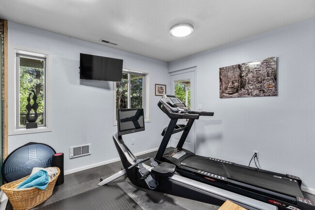 Building Photo - Beautiful bright home with large yard, fin...