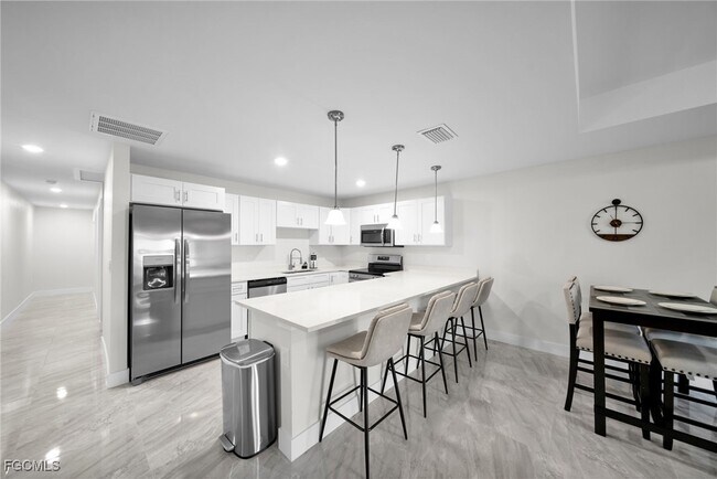 Building Photo - 901 Albany Ave