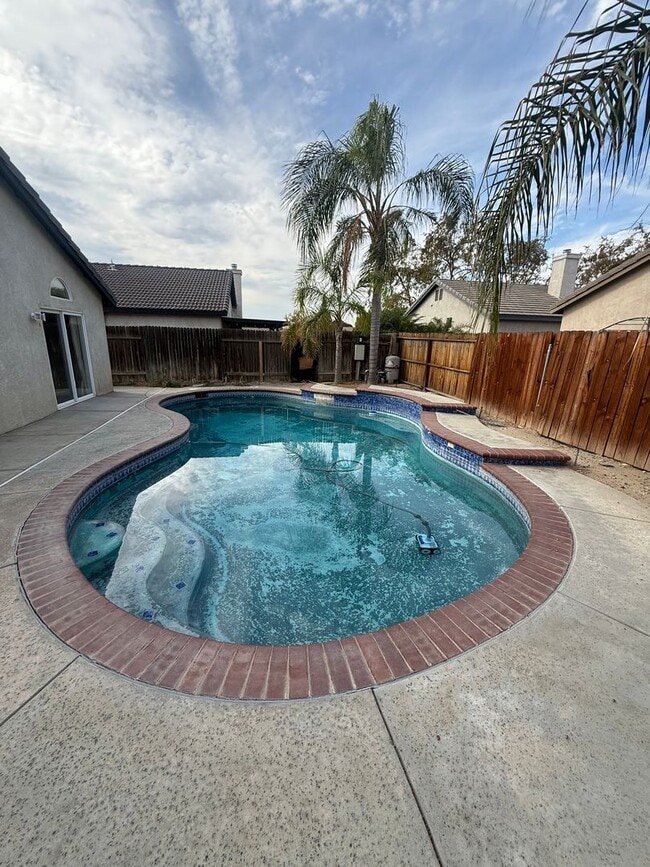 Building Photo - Cozy 3-Bedroom, 2-Bathroom Home in the Cam...