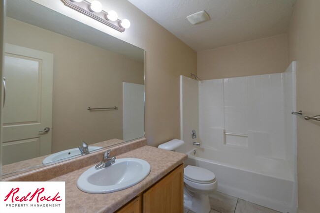 Building Photo - Pet Friendly 2 Bedroom 2 Bathroom Condo.