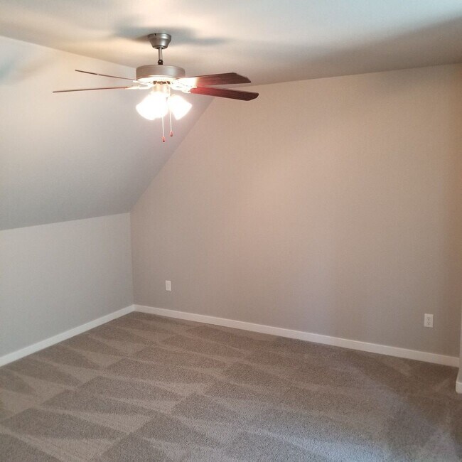 Building Photo - 3 bedroom 3.5 bathroom home near campus