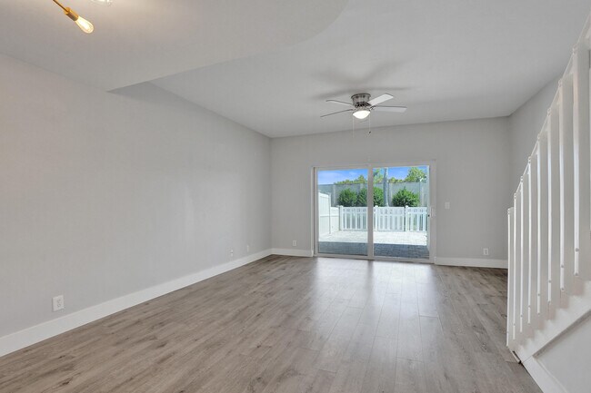 Building Photo - 9913 NW 57th Manor