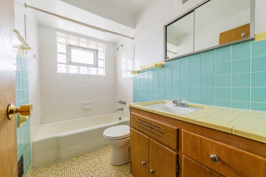 Bathroom - 3061 S 72nd St