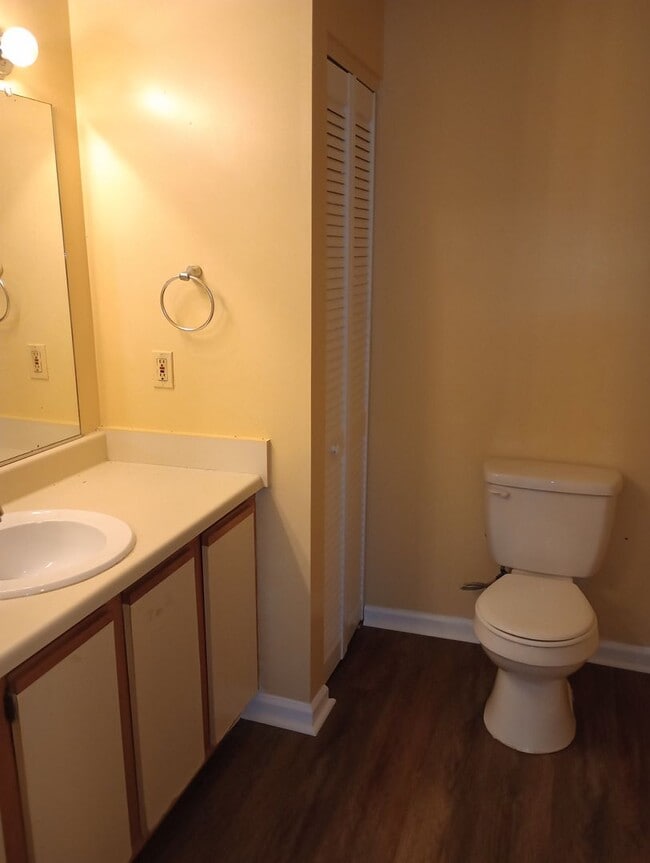 Building Photo - 2 Bed 1 Bath Apartment