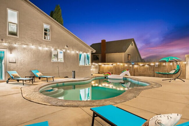 Building Photo - 13737 Via Tres Vistas