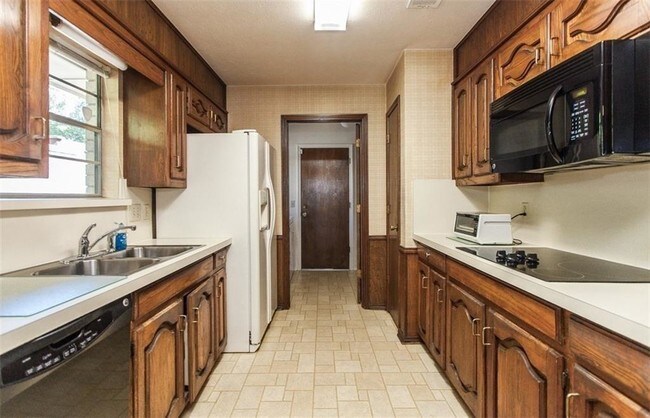 Building Photo - 2121 Stone Creek Dr