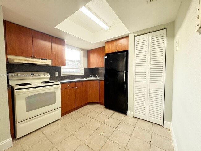 Primary Photo - 101 NE 41st St